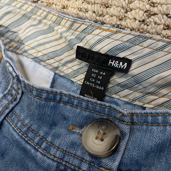 Women’s H&M Jean Shorts ( 14 ) - Picture 2 of 3